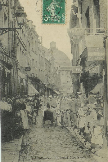 On aperçoit dans le fond de la rue l'hôtel de ville. Cette rue appelée autrefois rue de la Cleuterie a toujours été réservée aux piétons.